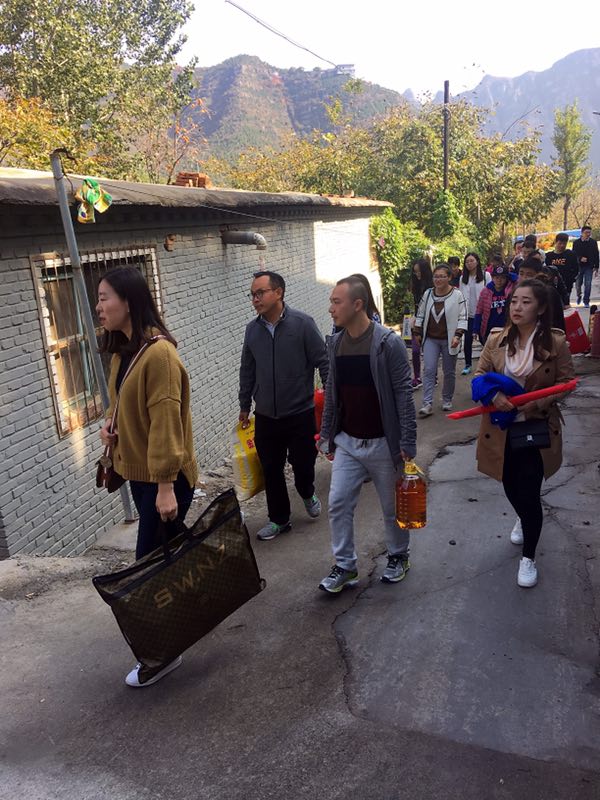 2017年易尚國際裝飾“關愛老人，你我做得到”公益行.jpg